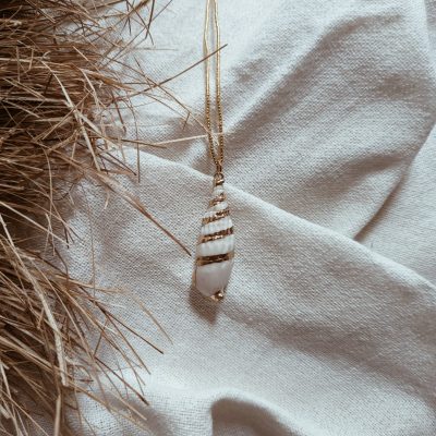 Byron Jewels lange ketting schelp goud