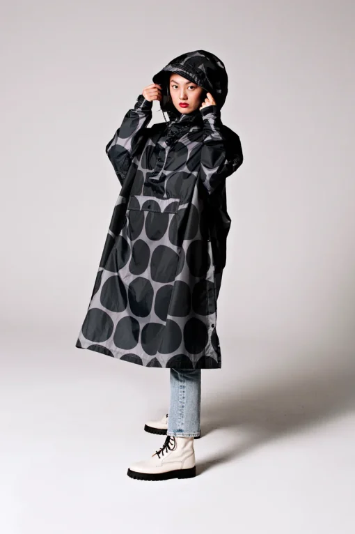 Rain kiss poncho black polka
