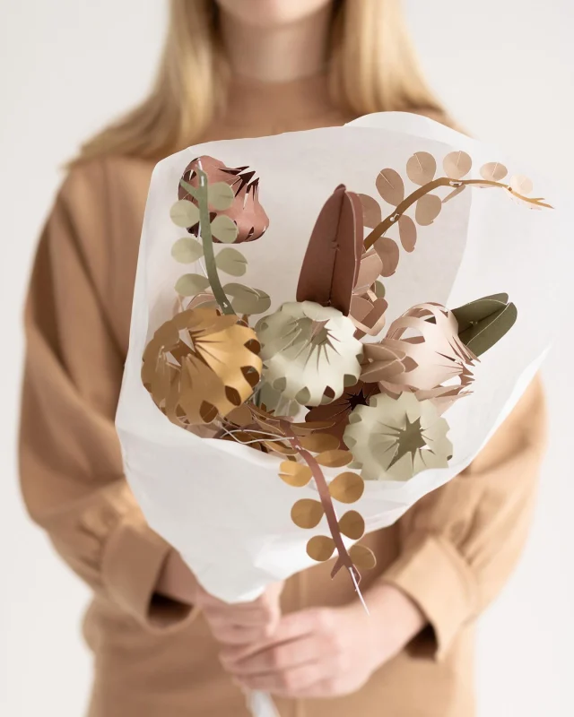 Yesss, er komt weer een nieuwe workshop aan. 

Op een dinsdag of donderdagavond kun je aanschuiven voor €25,00 om een papieren boeket te komen vouwen en maken. 

En een voordeel : met dit boeket doe je heeel lang ;-)! 

Tag je vriendin(nen) als je ze mist en zin hebt in een meidenavondje.

Dm voor verdere info 🙌🏻!